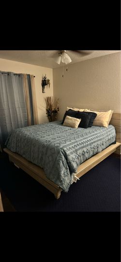 light gray oak finish, a low-profile platform design bedroom set