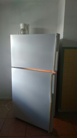 GOOD CONDITION GENERAL ELECTRIC FRIDGE GE REFRIGERATOR