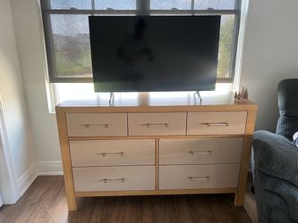 Modern 6 -Drawer Dresser- Excellent condition.