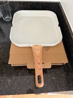 LIKE NEW - Grill Pan with Wood Handle