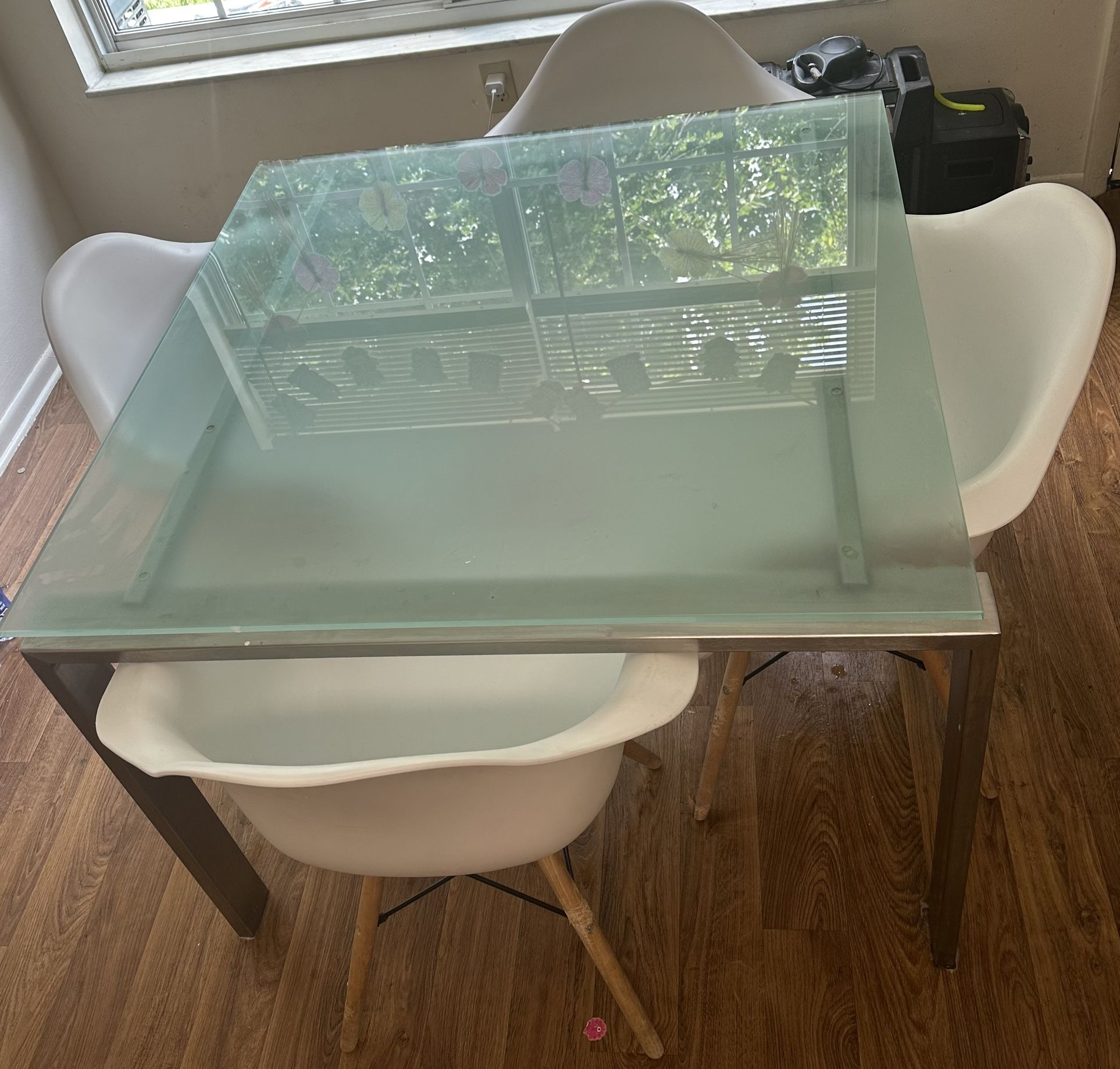 Dinning Table With 4 Chairs