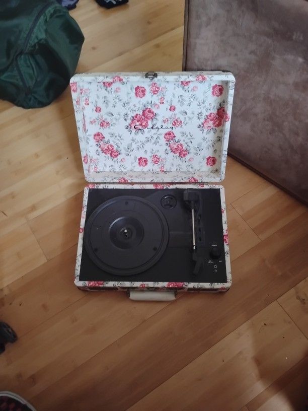 crosley suitcase record player- Model CR8005A-RO1
