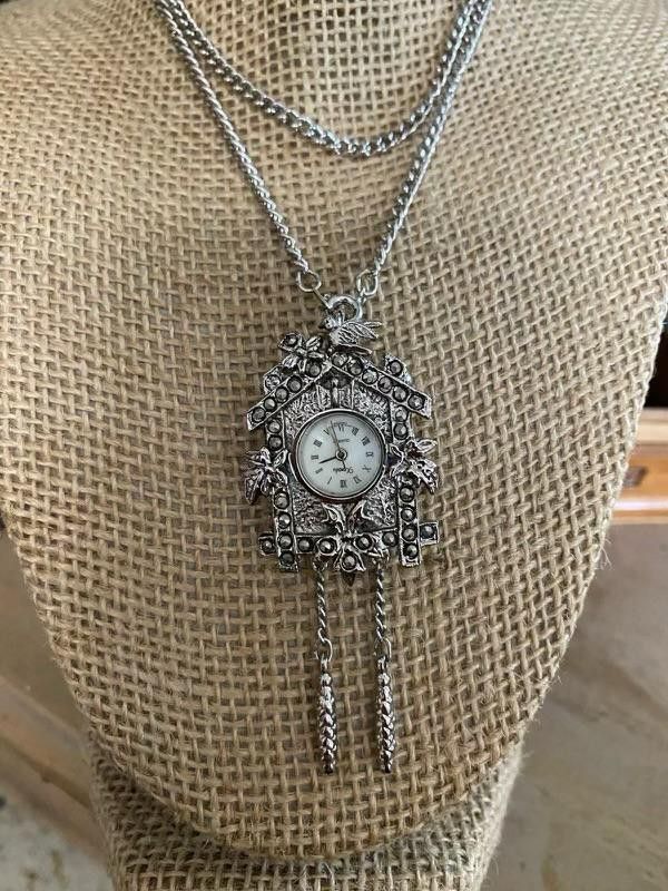 Cadena Stainless Dije Casita Cucu Reloj Con Péndulos Joyería Antigua