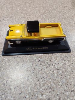 Road Signature 1957 Ford Ranchero 1/43 Diecast Model – Yellow/Black – O Scale