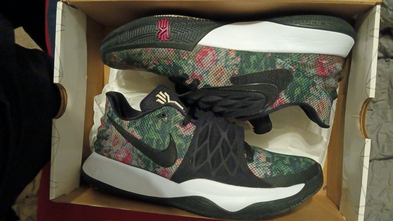Kyrie Low Floral Size 9.5