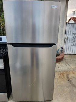 Frigidaire fridge almost New apartment size