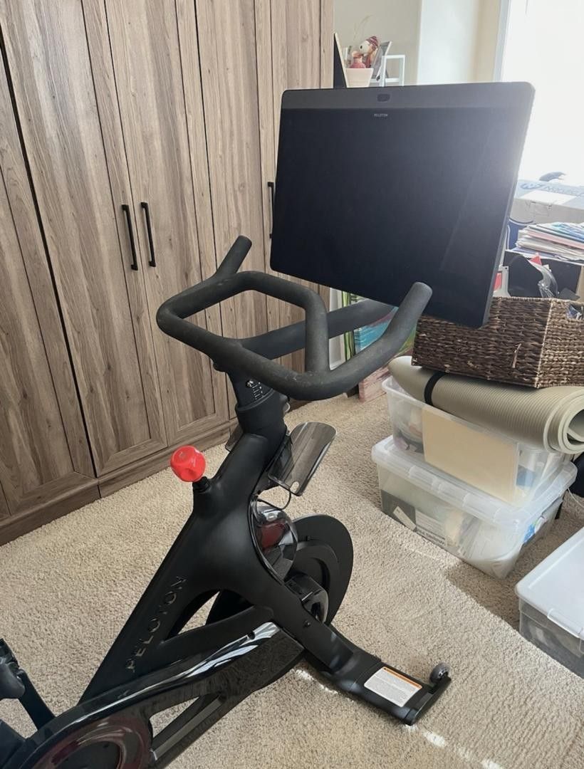 PELOTON-BIKE