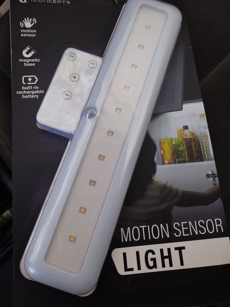 MAGNETIC MOTION SENSOR LIGHT BUILT IN RECHARGEABLE BATTERY WITH REMOTE CONTROL