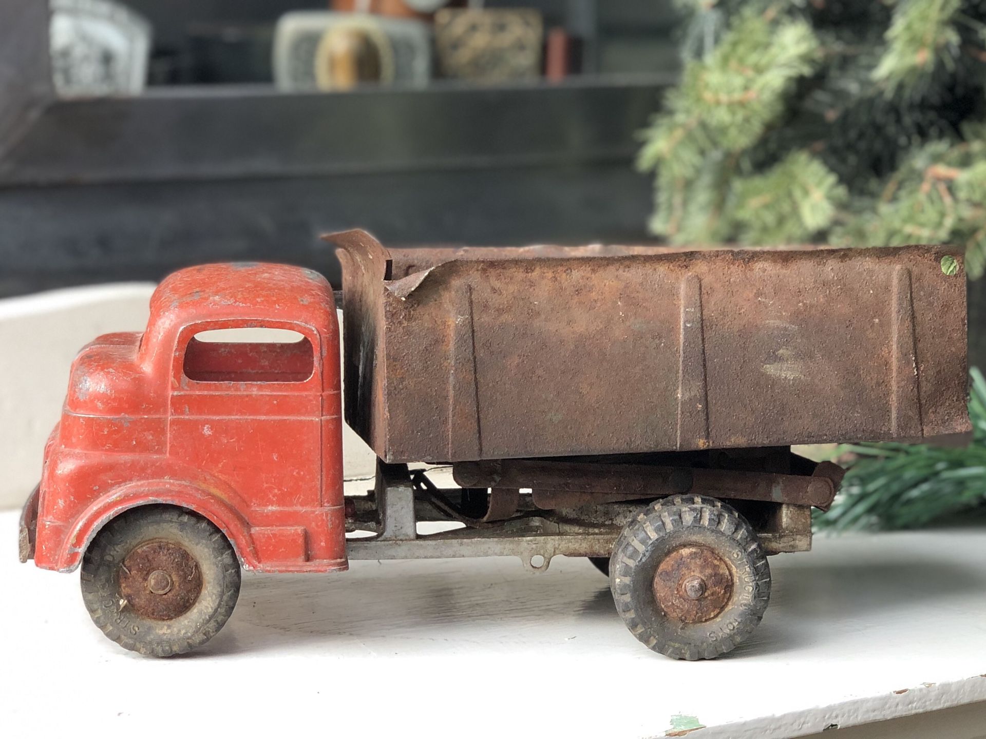 VINTAGE Old Beat Up STRUCTO TOYS Dump Truck TOWMATO RUST and ORANGE