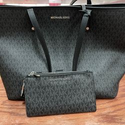 Lady’s Michael Kors Purse 
