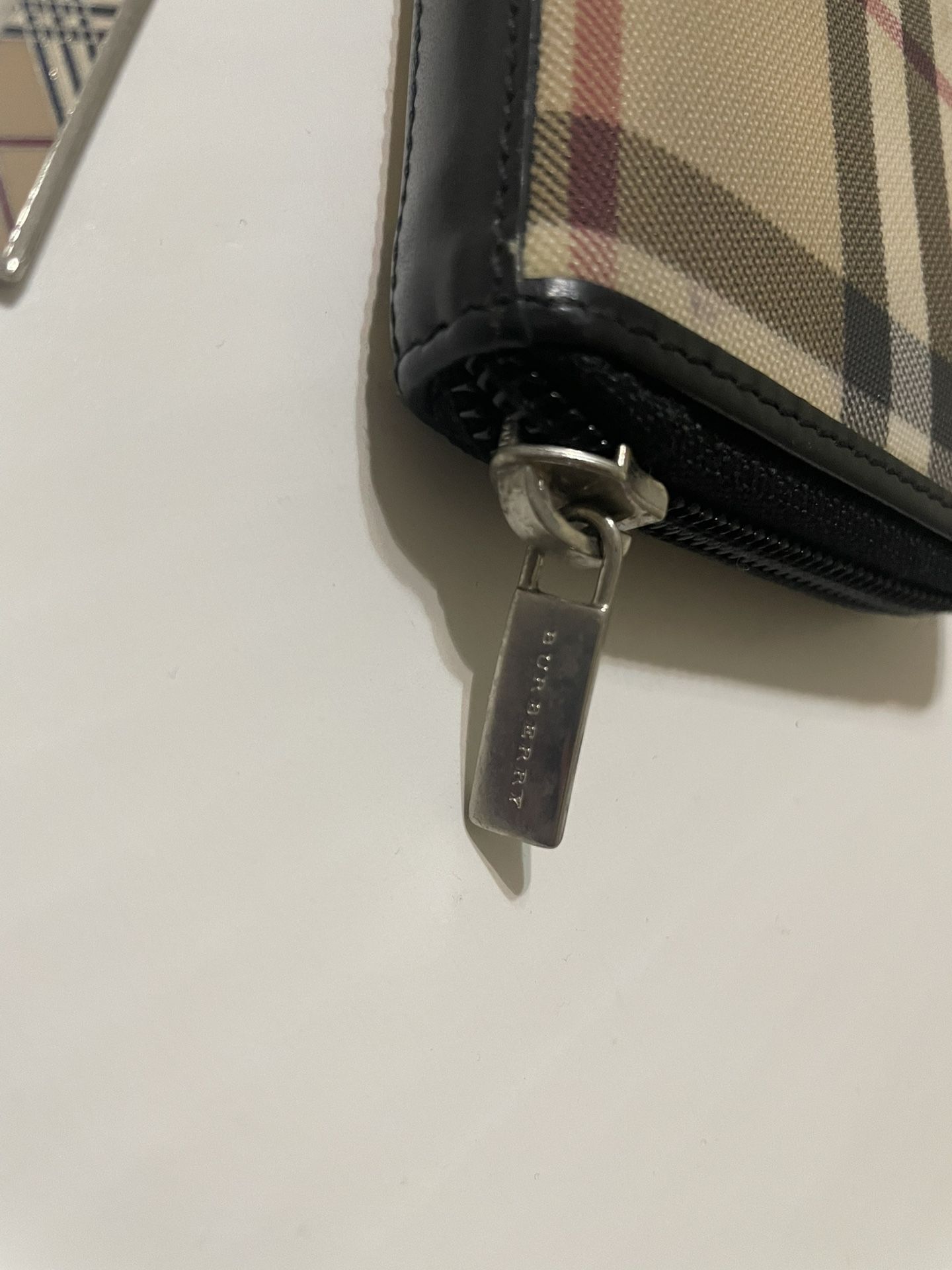 Burberry Wallet Card holder for Sale in New York, NY - OfferUp