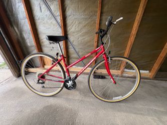 Schwinn Range Women’s Step-Through Bike 700x38c Red Multi-Speed