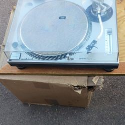 Vintage Technics SL-1200MK2 Direct Drive Turntable