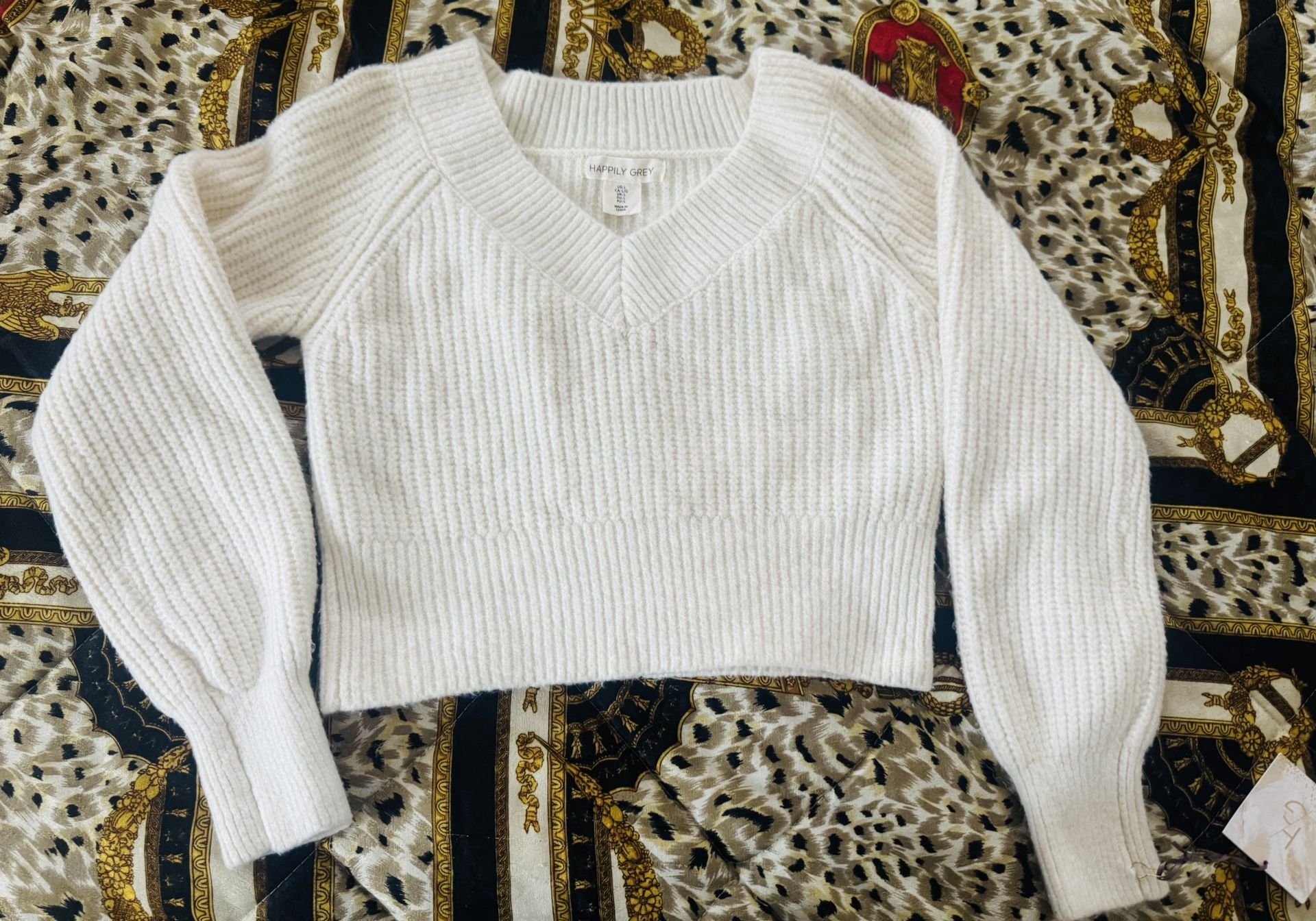 Happily Grey V neck sweater lilac color size L cream