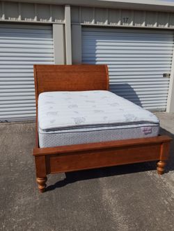 Queen 👑 size bed frame solid wood
