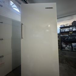 21 cubes Frigidaire freezer