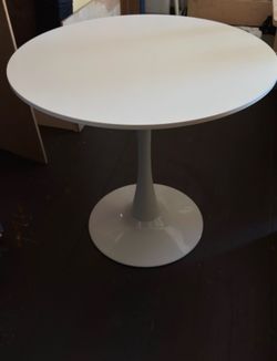 Round pedestal dining table