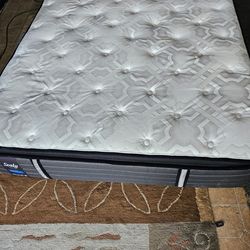 Used Sealy
Posturpedic Premium
Queen Pillowtop
Mattress And Box
Spring
In good conditions 170
dlls Set free delivery