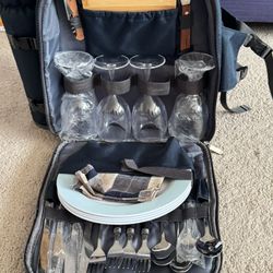 Picnic Bag With Dinnerware 