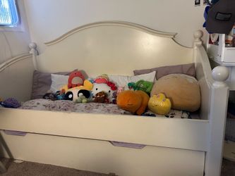 Twin size Day bed with trundle