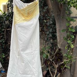 vestido        MOTF.  XS.  largo de color blanco o crema con un corpiño estilo corsé amarillento, diseñado para occomo bodas o graduaciones. 