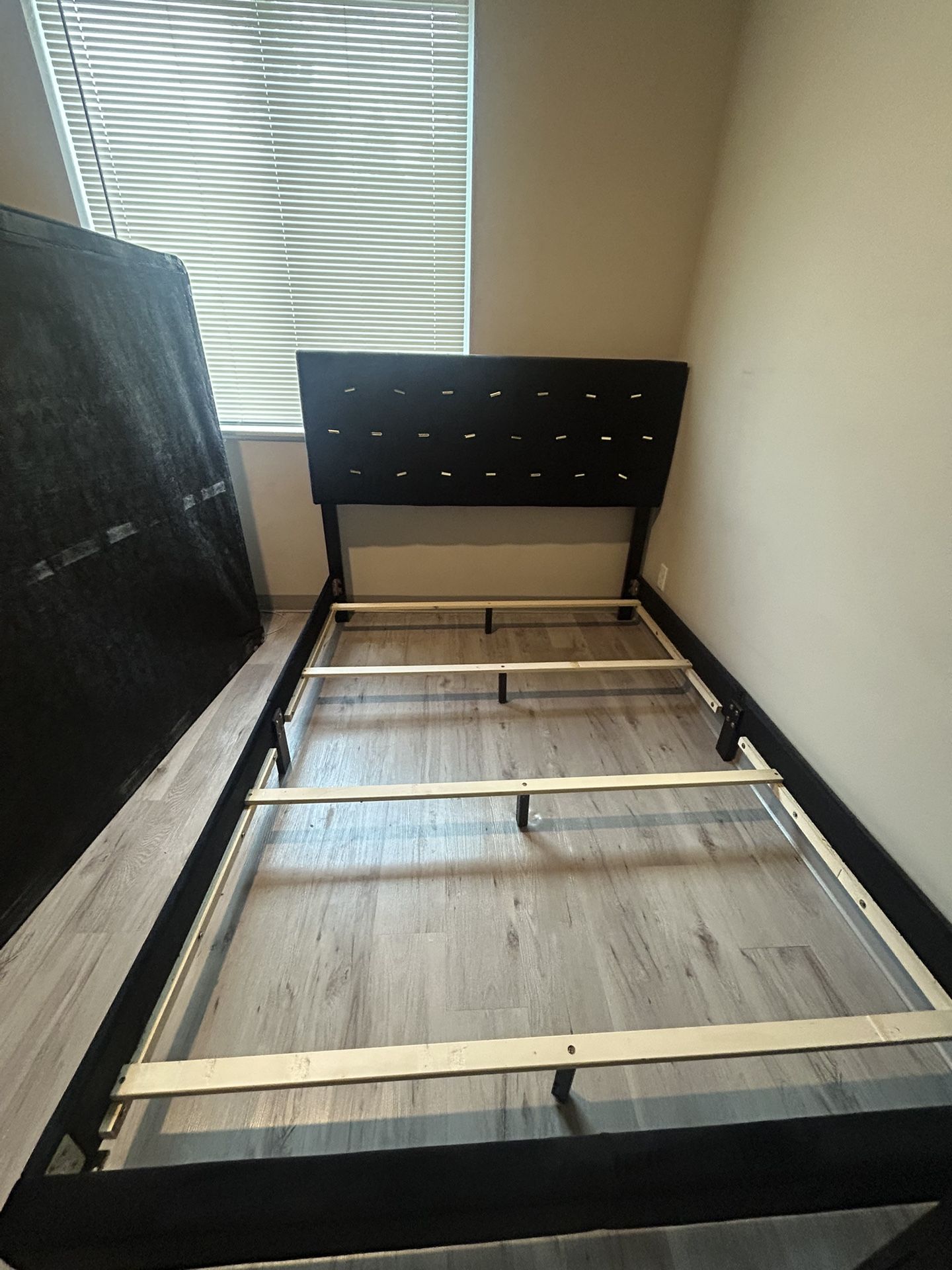 QUEEN SIZED BED SET WITH BOX SPRING