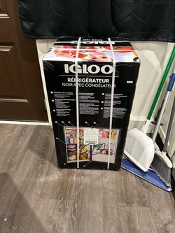 IGLOO MINI FRIDGE** NEW**