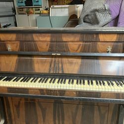 Antique piano 