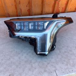 2022,,2024 TOYOTA TUNDRA HEADLIGHT LEFT DRIVE OEM 