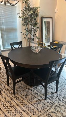 Round Dining Table with 4 Chairs
