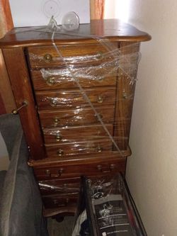 Standing jewelry box