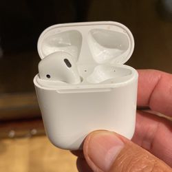 Apple AirPods With Case And Only 1 Earbud