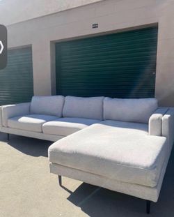 Living spaces sectional couch 🛻 delivery available🛻