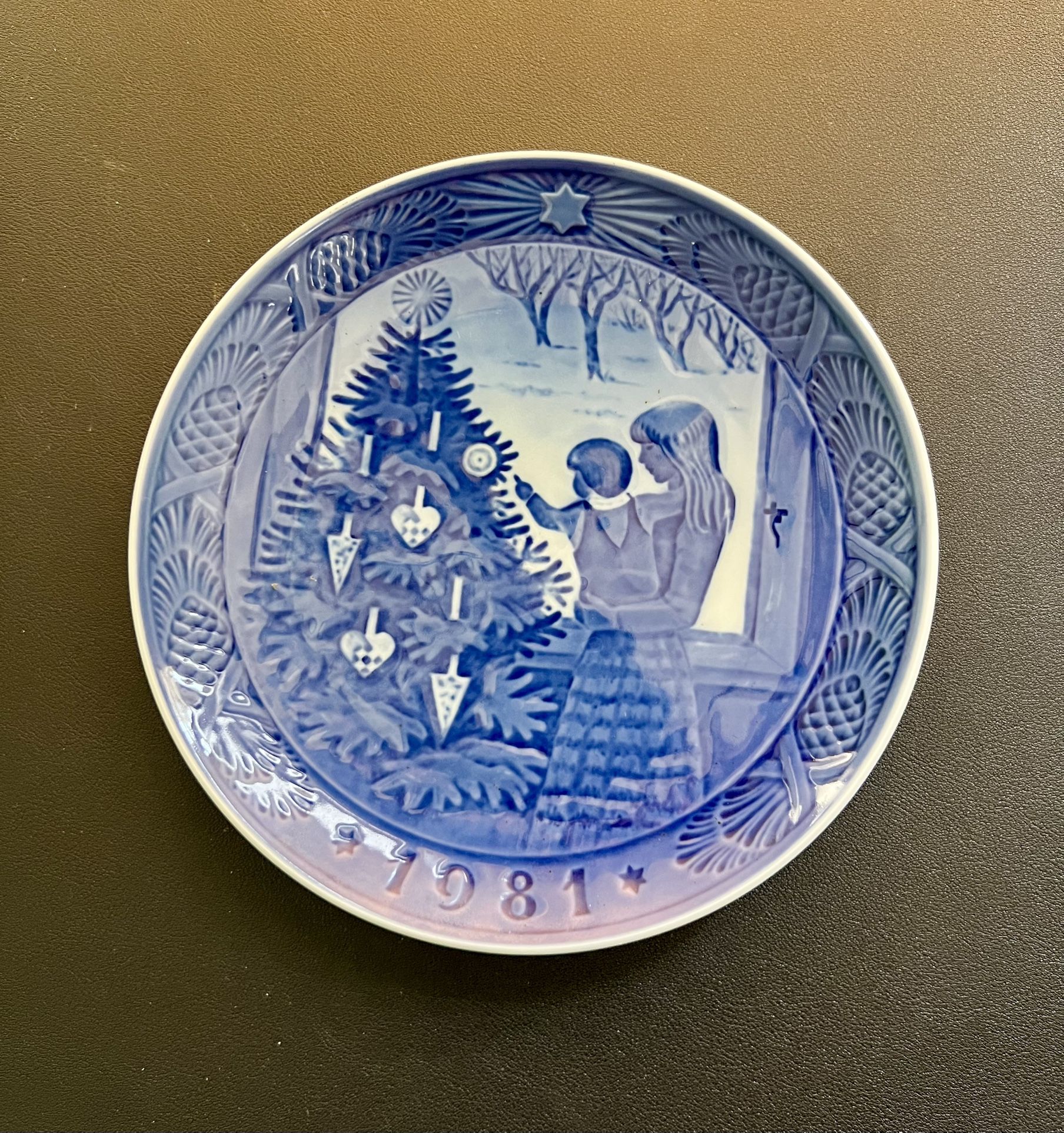 Royal Copenhagen 1985 Admiring The Christmas Tree / Juletraeet Baumores, 7.5”