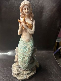 Mermaid Holding Starfish Figurine – Coastal Nautical Beach House Decor