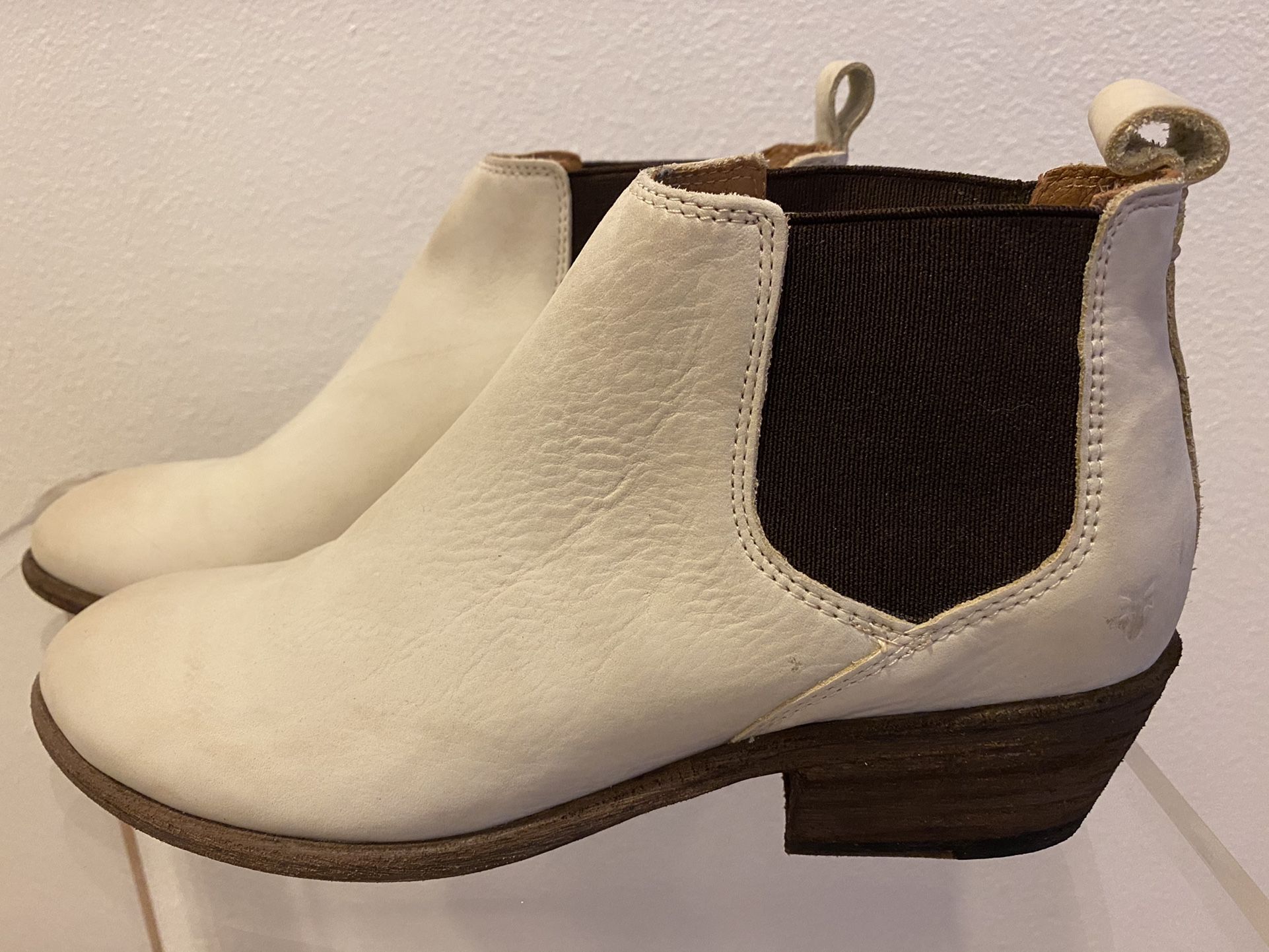 FRYE CARSON LEATHER CHELSEA BOOTS 8