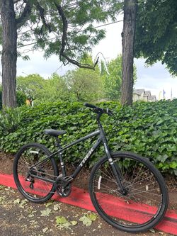 Trek Verve 2 Disc Medium Hybrid Bike – Comfortable City / Fitness Ride