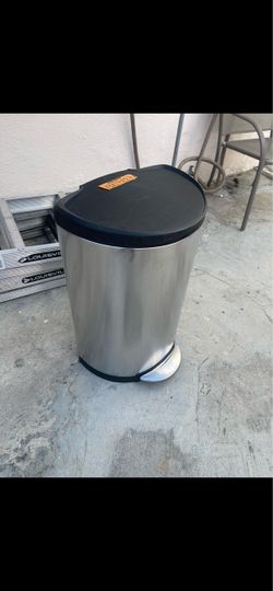 Excellent condition, 13 gallons bag, size trash cans