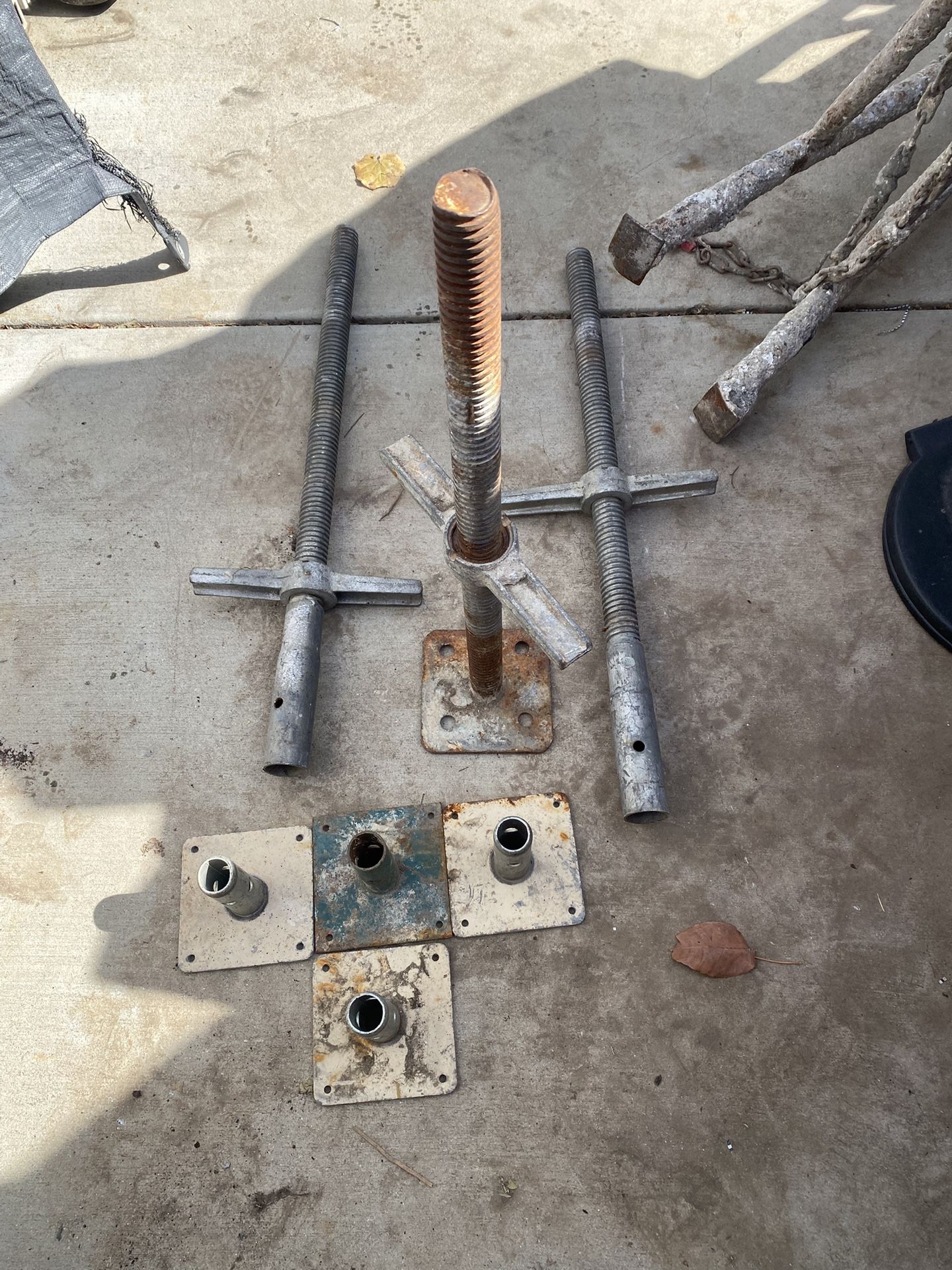 Base plates for scaffolding