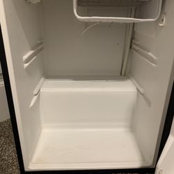 BLACK MINI FRIDGE 