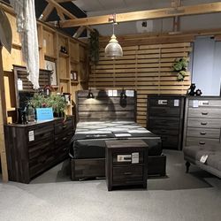 Queen Bed, Dresser, Mirror And Nightstand 