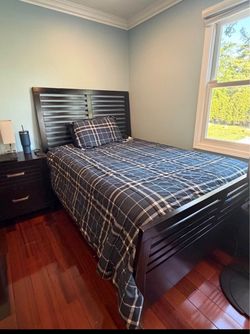 Full size brown wooden bedroom furniture set with 1 bed, 1 nightstand and 1 dresser