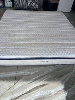 Like New Helix Midnight King Mattress