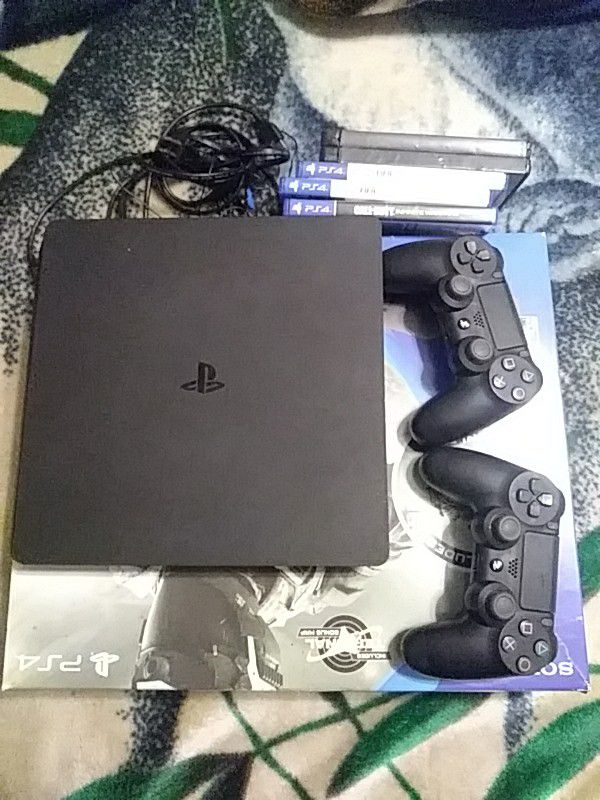 Ps4 slim , 5 games , 2 controllers