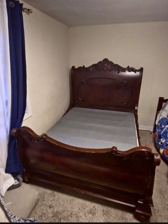 
Gently Used Antique-Style Queen Bedroom Set - Solid Wood Bed, Dresser with Mirror, and a lamp table