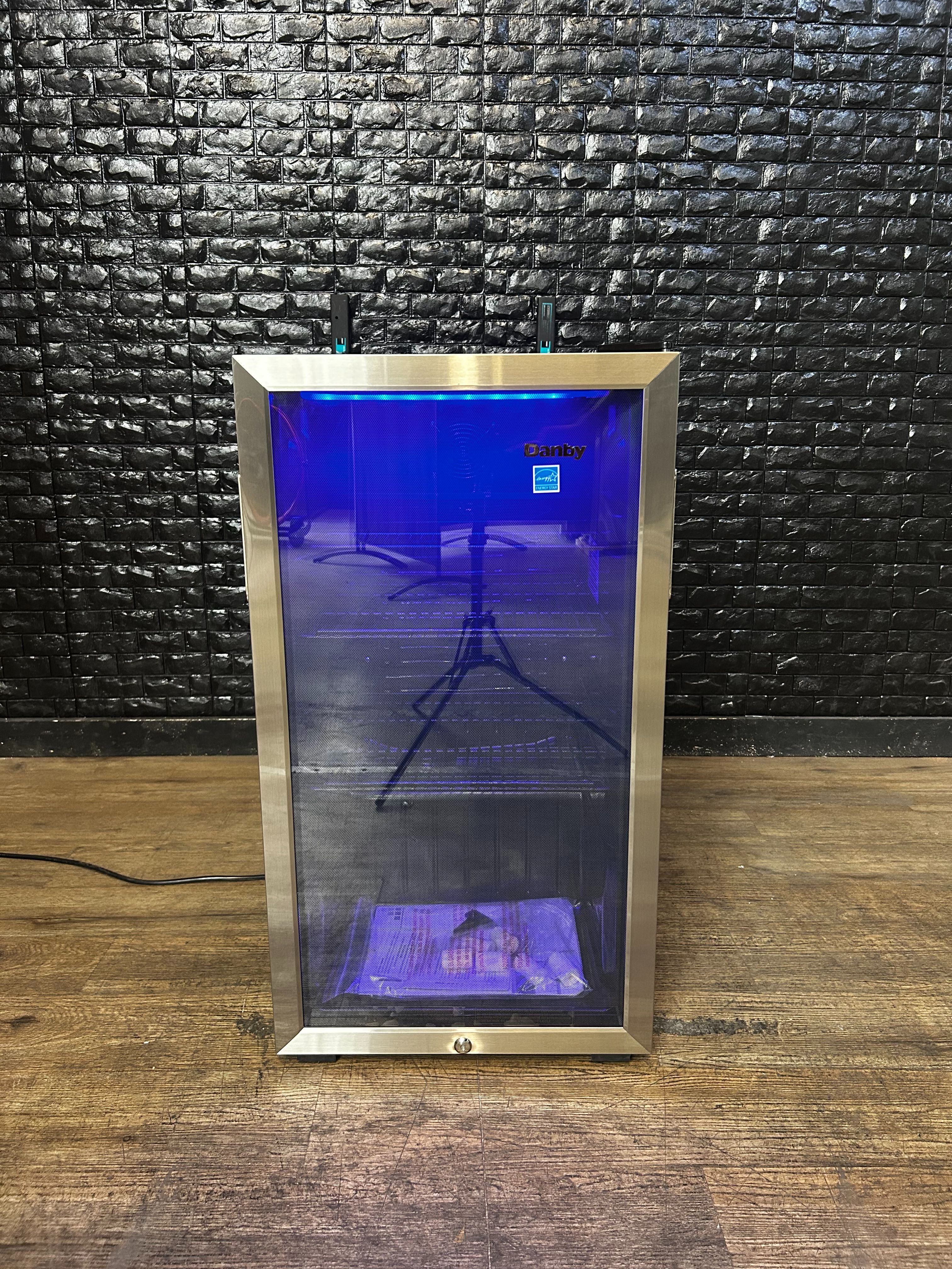 DANBY BEVERAGE CENTER w/WARRANTY! R2637A