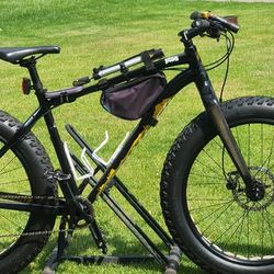 SPECIALIZED FAT BIKE - LARGE FRAME - CARBON FORK/ALUMINUM FRAME - MECHANICAL DISC - TUNED