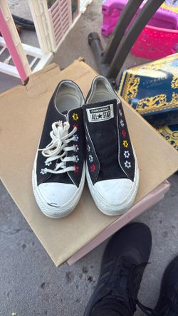 Converse Shoes Size 7.5