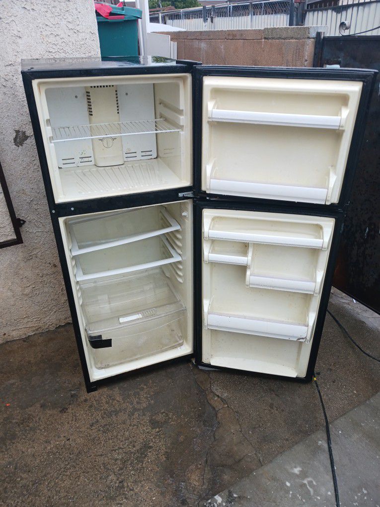 Medium Size Refrigerator 24x22x60 