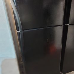 Frigidaire 18cu Ft Apartment Size Black Top Freezer Refrigerator With Ice Maker 🧊
